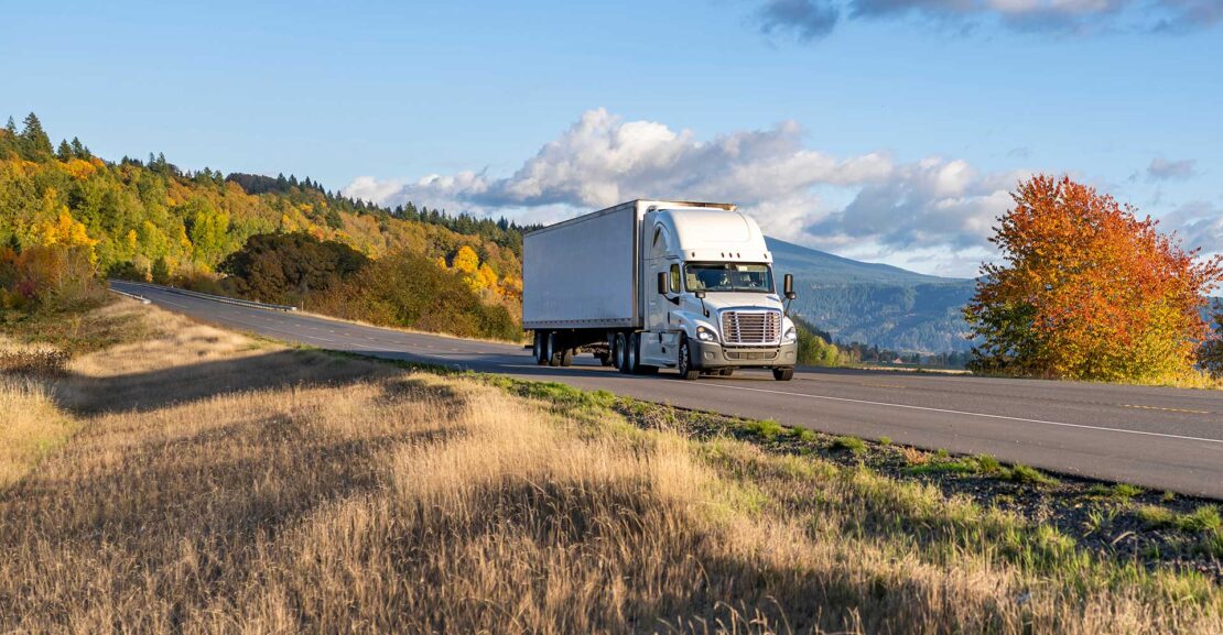 Unreal Ecom tractor and trailer on route